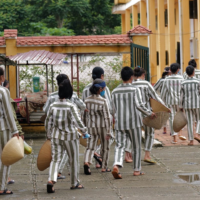 Mơ thấy người thân, bạn bè đi tù