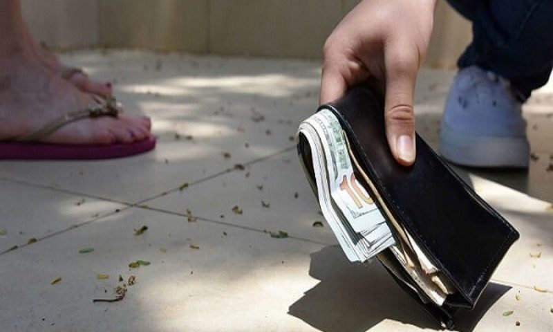 Ngủ mơ thấy mình nhặt được tiền trong chùa
