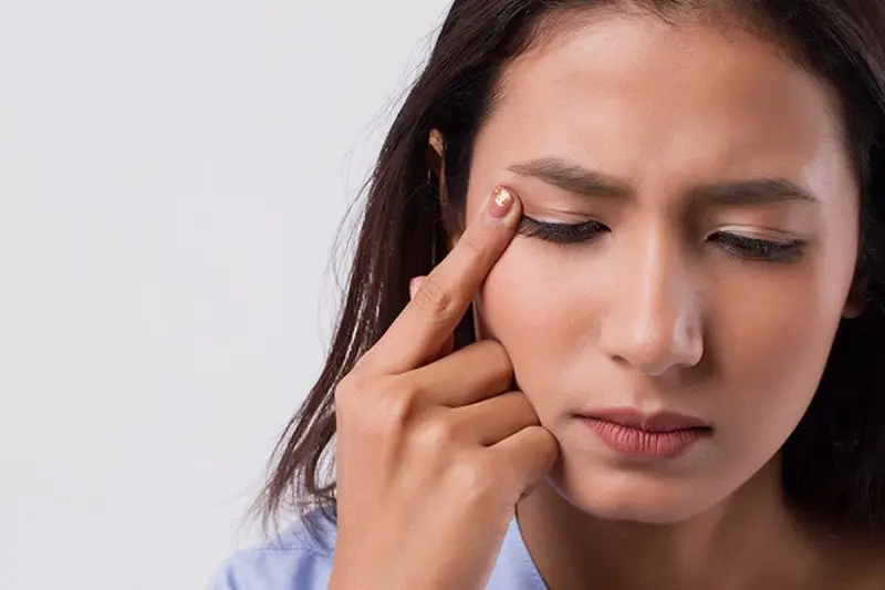 Nháy mắt phải là điềm gì?