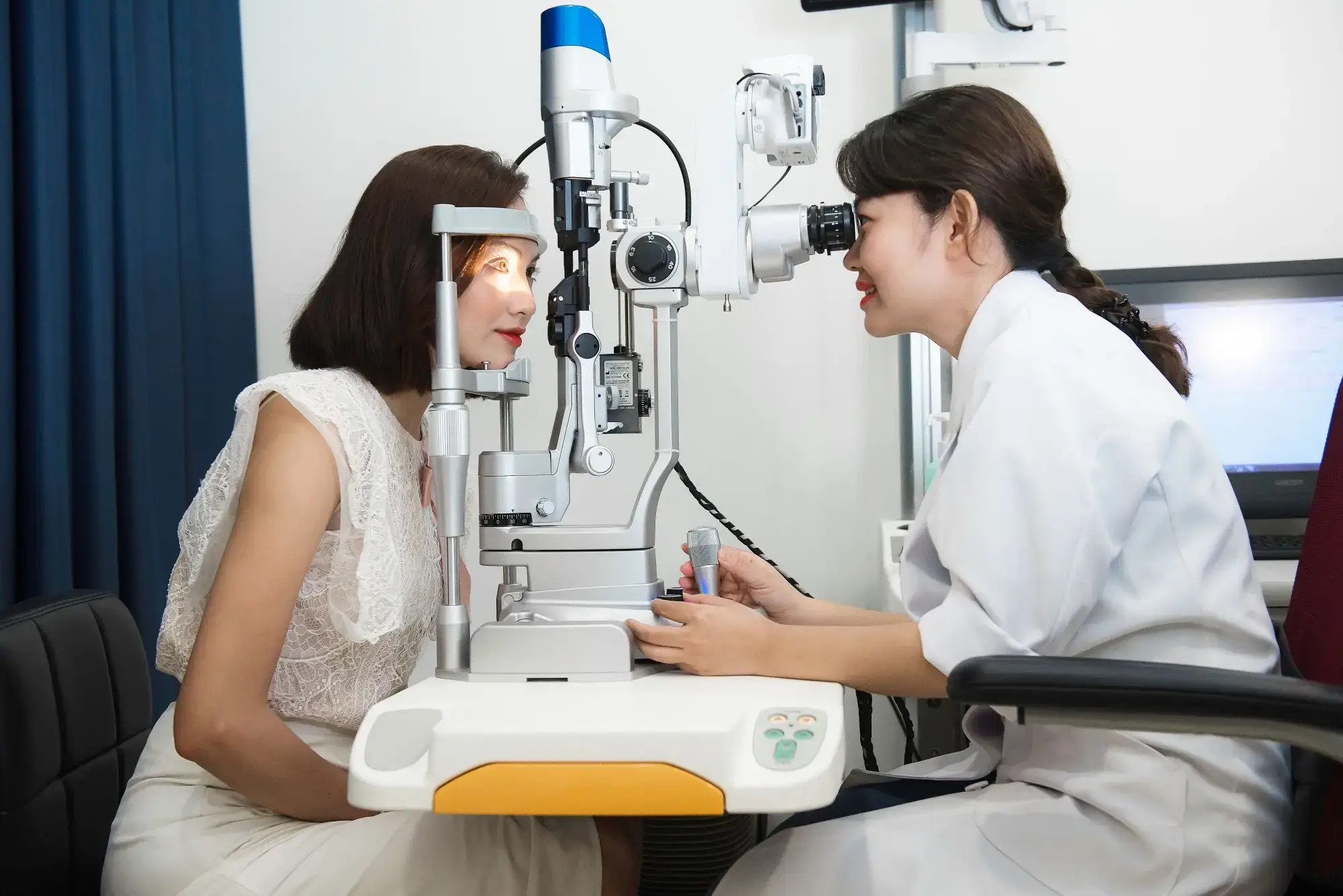 Vì sao mắt phải tự nhiên giật?