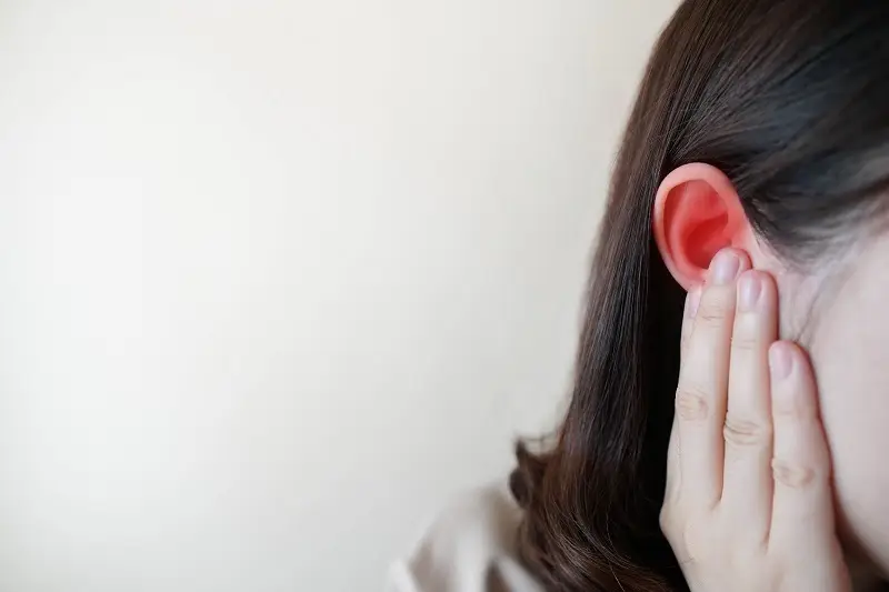 Vì sao người xưa cho rằng ù tai phải là điềm báo?