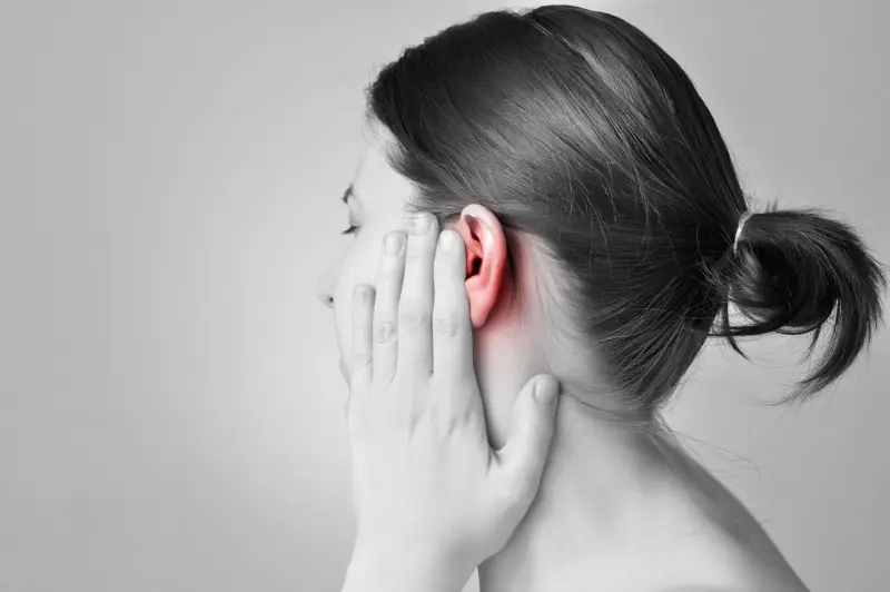 Ù tai phải báo hiệu điều gì theo từng khung giờ?