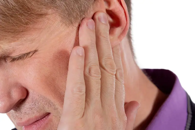 Ù tai trái báo hiệu điều gì theo từng khung giờ?